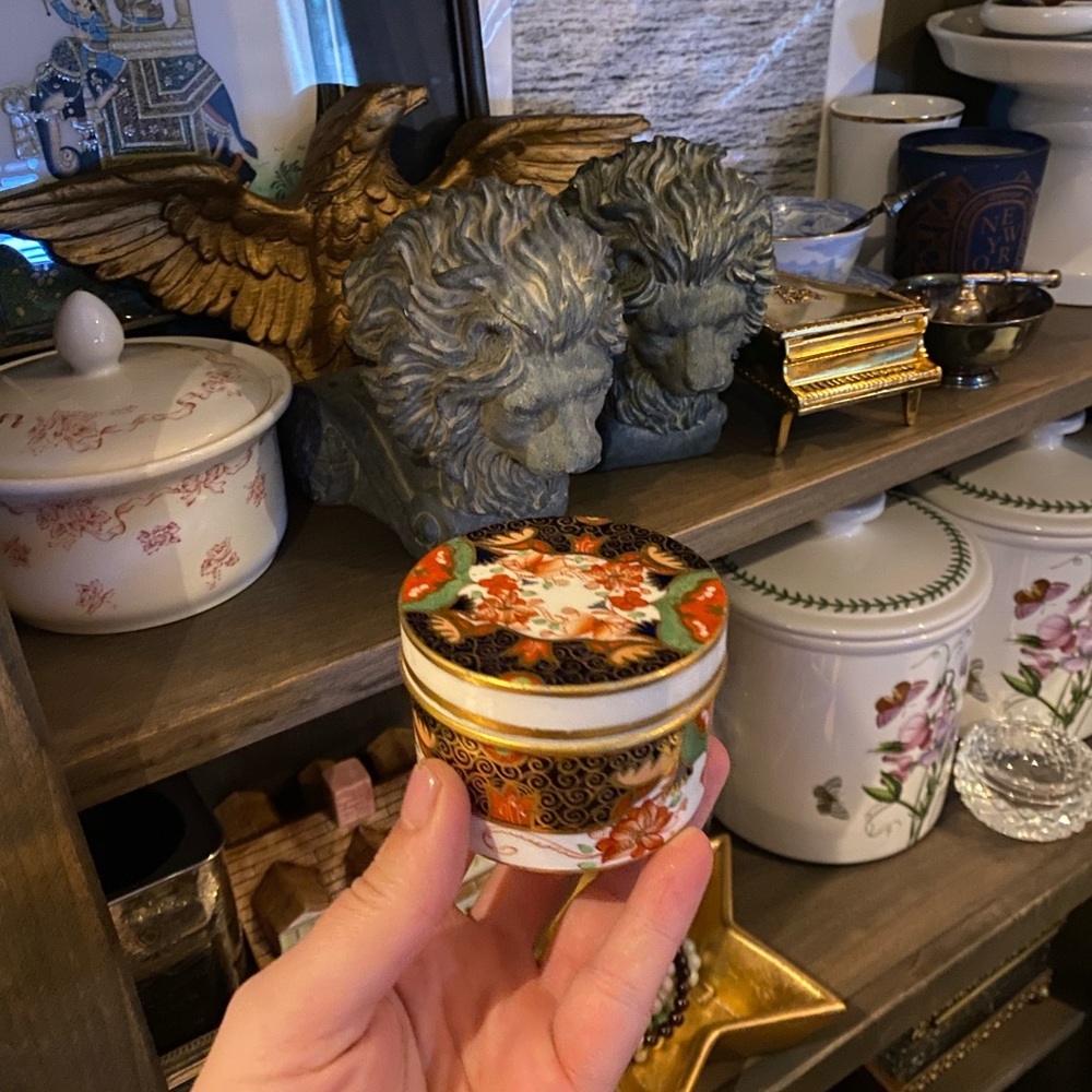 Stunning porcelain floral hand painted trinket or jewelry box with lid - Picture 9 of 9